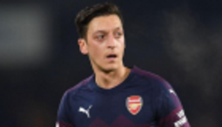 تهديدات بالقتل تدفع أوزيل لإحاطة منزله بالكلاب