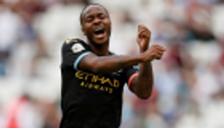 سترلينج يتلقى عرضا تاريخيا لارتداء أحد الأحذية الرياضية