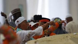 الحجاج يرمون الجمرات في أول أيام التشريق - أرشيفية