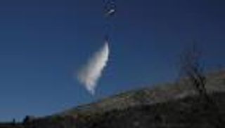 141 رجل إطفاء و10 طائرات يخمدون حريق غابات في اليونان