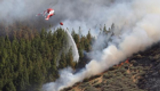 فرق الإطفاء الإسبانية تكافح حريقا بجزر الكناري