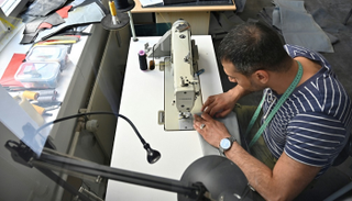 تصنيع الحقائب بمشغل شركة "ميميكري"