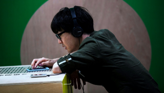 زائر يستمع إلى الموسيقى بجهاز "ووكمان" في معرض طوكيو