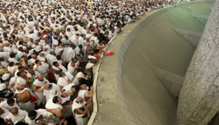 حجاج يرمون الجمرات - أرشيفية