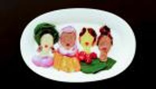 نيجيرية تحول بقايا الطعام للوحات فنية مذهلة