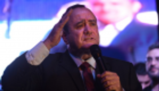 اليميني جياماتي يفوز بانتخابات الرئاسة في جواتيمالا