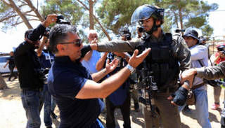 قوات الاحتلال الإسرائيلي تقمع الفلسطينيين في القدس - أرشيفية