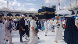 حجاج يؤدون طواف الوداع