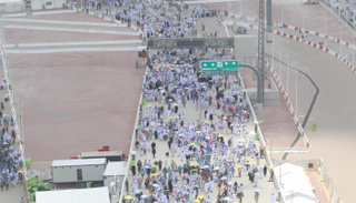 الحجاج يتجهون نحو البيت الحرام لأداء طواف الوداع