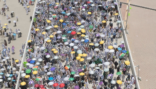 حجاج بيت الله الحرام يرمون الجمرات ثاني أيام التشريق 