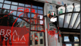 "من أجل الحياة البرية".. تلطيخ سفارة البرازيل في لندن بطلاء أحمر  