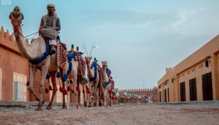 قوافل الإبل تسير في سوق عكاظ