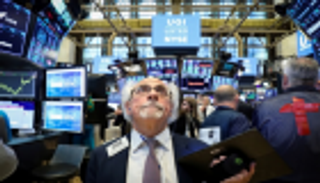 التحول من الأسهم للسندات يدفع "وول ستريت" للهبوط