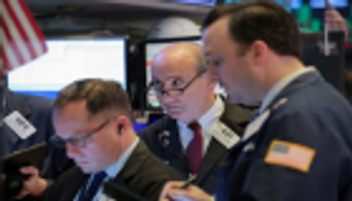 وول ستريت تفتح منخفضة وسط مخاوف بشأن التجارة