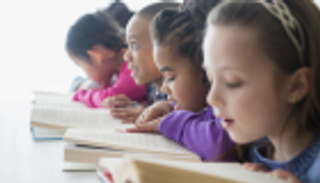 متحديا الرقميات.. الكتاب وسيط تعليم القراءة للأطفال بألمانيا