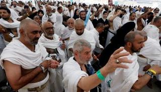 الحجاج يواصلون رمي الجمرات في ثاني أيام التشريق