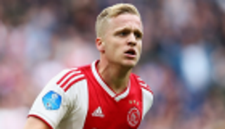 صدمة جديدة للريال.. إداري أياكس يلمح لاستمرار فان دي بيك مع الفريق