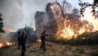 اليونان تطلب العون من أوروبا لإخماد حرائق الغابات
