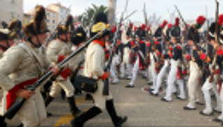 معارك بأسلحة قديمة في ذكرى ميلاد نابليون