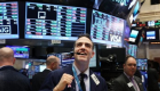 وول ستريت تصعد بعد تأجيل الرسوم الأمريكية على منتجات صينية