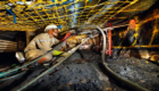 عمال مناجم بجنوب أفريقيا يرفضون زيادات بخسة للأجور: "إهانة سنرد عليها"