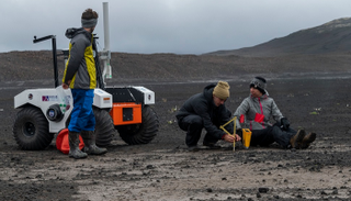 المسبار يجمع البيانات بواسطة أجهزة استشعار وكاميرا