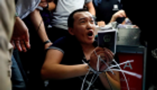 انتقادات لمتظاهري هونج كونج لاعتدائهم على صحفي