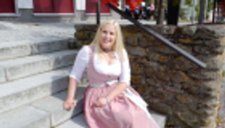 حيلة ذكية للبحث عن طبيب.. العمدة غير متزوجة