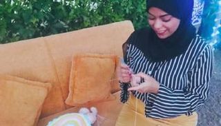 ماريا أثناء صناعة إحدى الدمى