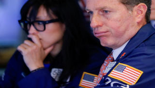 متعاملان أثناء التداول في بورصة نيويورك - رويترز