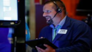 وول ستريت تقاوم مخاوف الركود وتفتح مرتفعة