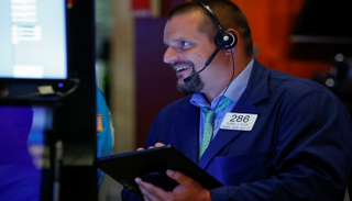 متعامل أثناء التداول في بورصة نيويورك - رويترز