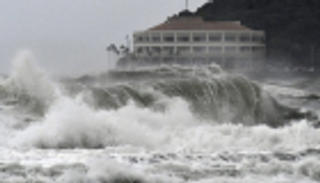 قتيل و34 مصابا في إعصار "كروسا" باليابان