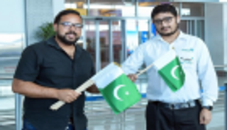 الأعلام تزين مطار أبوظبي احتفاء بذكرى استقلال باكستان والهند