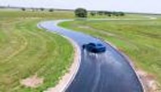 فيديو.. اختبار يكشف خطورة جمع إطارات جيدة وأخرى رديئة في سيارة واحدة