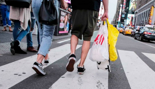 ثقة المستهلكين سجلت ثاني أدنى مستوى في عهد ترامب