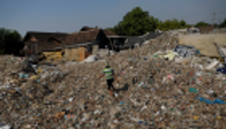 حظر استيراد النفايات يهدد قرية إندونيسية بالبطالة