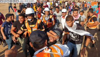 نقل أحد المصابين في مسيرة العودة