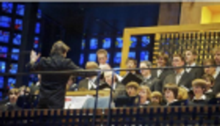 فتاة تستغيث بالمحكمة للانضمام إلى جوقة غنائية للصبية