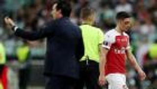 وكيل أوزيل يبدأ محادثات رحيله عن أرسنال بعد واقعة السكين