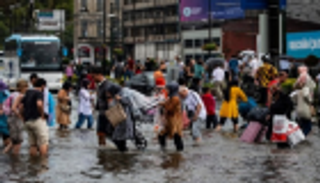 تركي يموت غرقا بالأمطار.. إسطنبول مشلولة