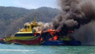 7 قتلى و4 مفقودين في حريق عبارة بإندونيسيا