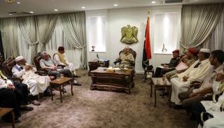 المشير حفتر خلال لقائه أعيان مدينة الزنتان