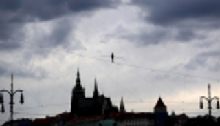 فرنسية تذهل العالم.. عبرت نهرا مشيا على حبل