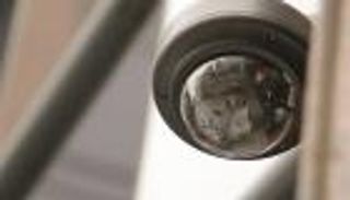 ملابس تضلل كاميرات المراقبة.. تظهر مرتاديها كسيارات