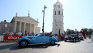 200 سيارة قديمة تحيي الذكرى الـ30 لسلسلة "درب البلطيق"