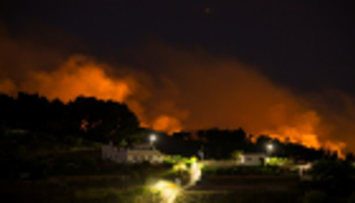 إجلاء 4000 شخص مع تمدد حرائق الغابات بجزر الكناري