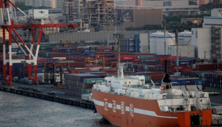 صادرات في ميناء ياباني - أرشيف