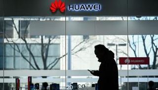 شعار شركة التكنولوجيا الصينية العملاقة هواوي في أحد محلاتها