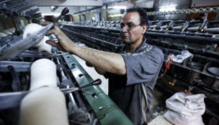 عامل في مصنع للغزل والنسيج - أرشيفية